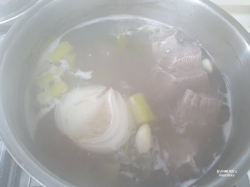 물이 끓으면 중불로 낮춰 30분간 푹 삶아줍니다.