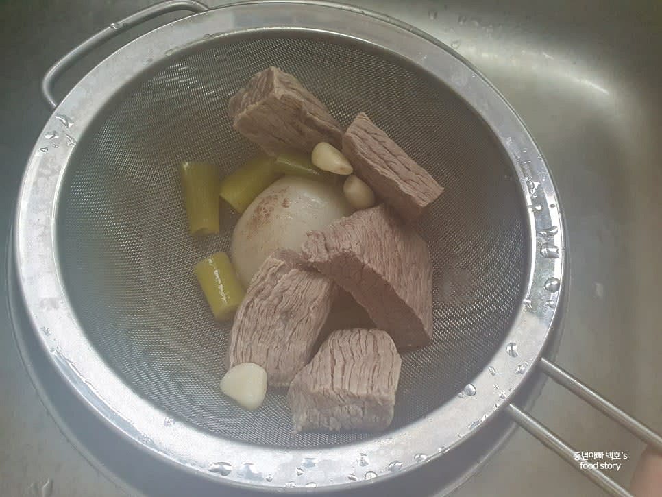 건더기를 건져내고 국물을 따로 보관합니다.