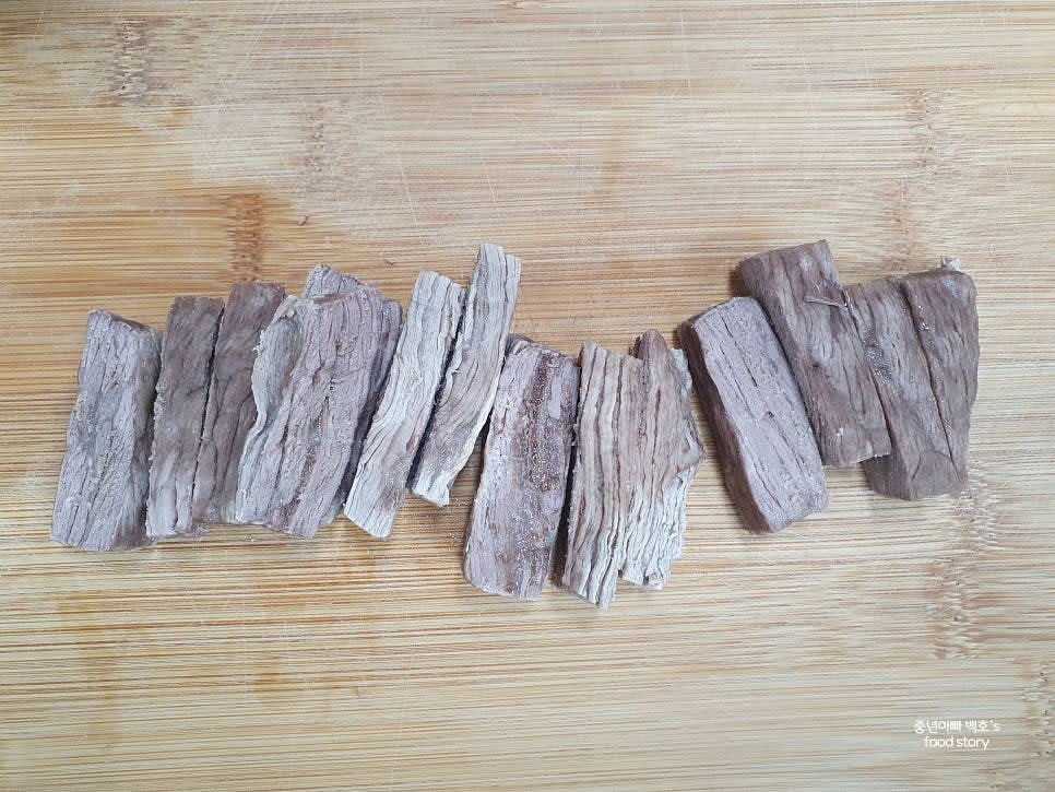 삶은 우둔살은 먹기 좋은 크기로 잘게 찢거나 자릅니다.