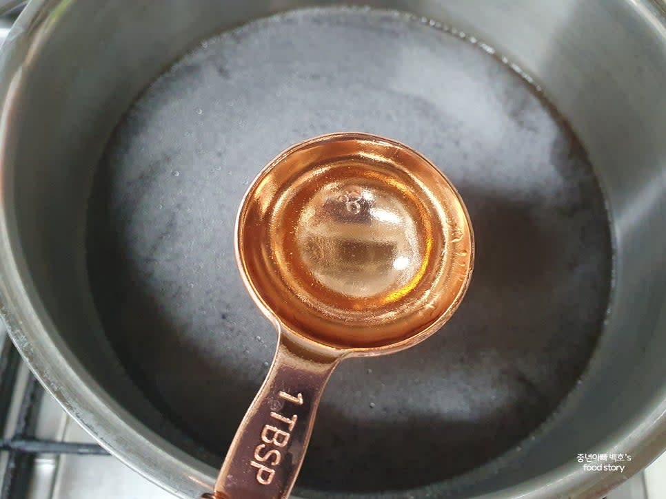 보관한 국물 1리터에 진간장 100ml, 알룰로스 5스푼, 맛술 2스푼을 넣고 끓입니다.