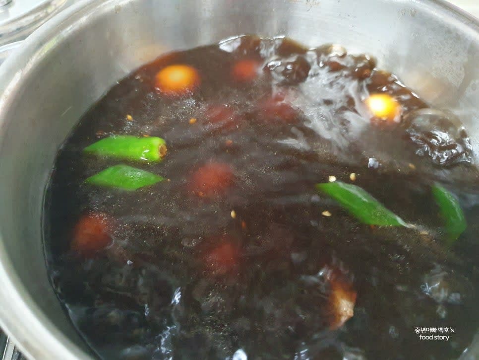 삶은 고기와 메추리알, 마늘을 넣고 한 번 팔팔 끓입니다.