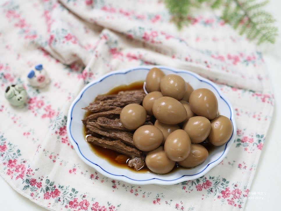 끓인 장조림을 적당히 식힌 후 그릇에 담아냅니다.