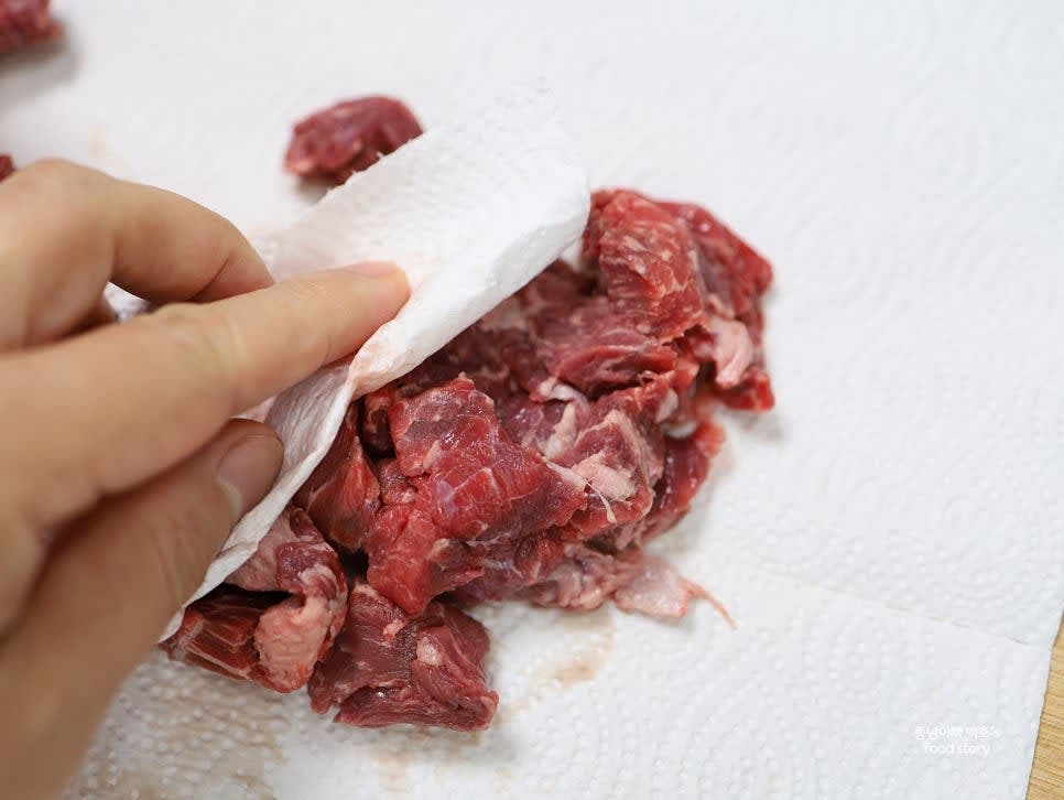 소고기 국거리용 고기를 적당한 크기로 자른 후, 키친타월로 핏물을 제거합니다.
