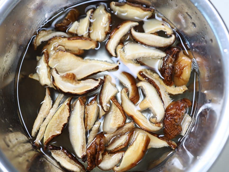 말린 표고버섯을 미지근한 물에 30분간 불립니다. 불린 물은 육수로 사용합니다.