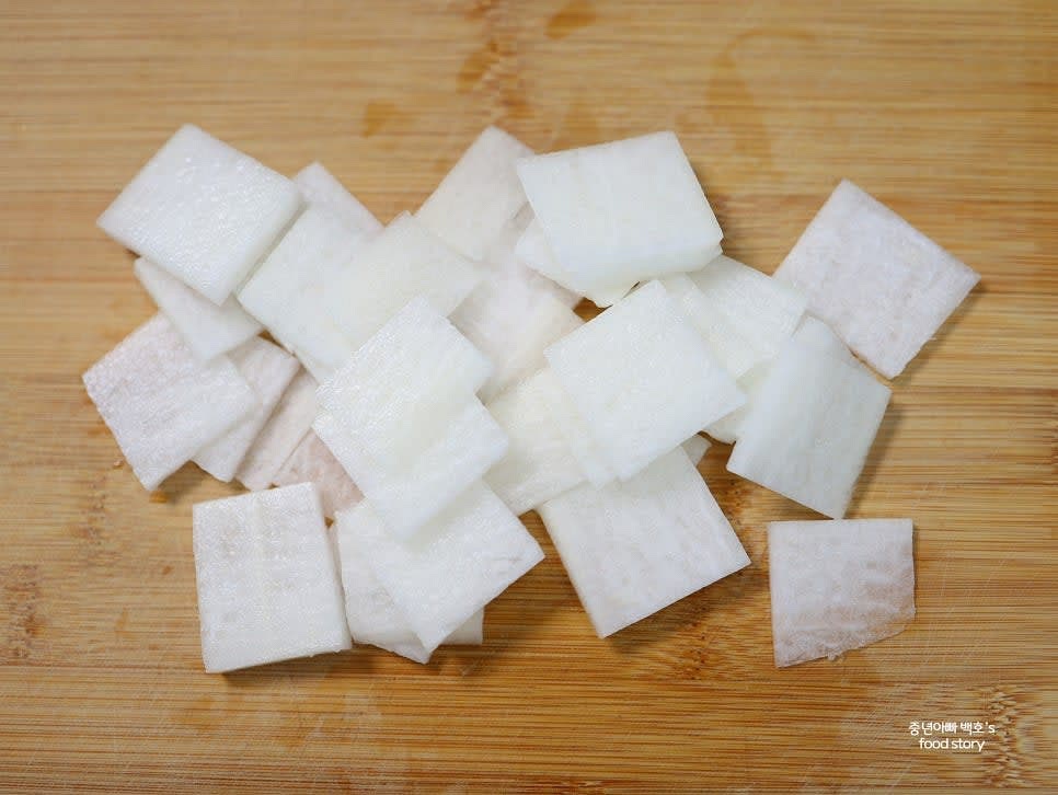 무를 나박 썰기 형태로 자르고, 대파는 2~3cm 길이로 썬 후 반으로 자릅니다. 고구마 줄기도 비슷한 크기로 자릅니다.