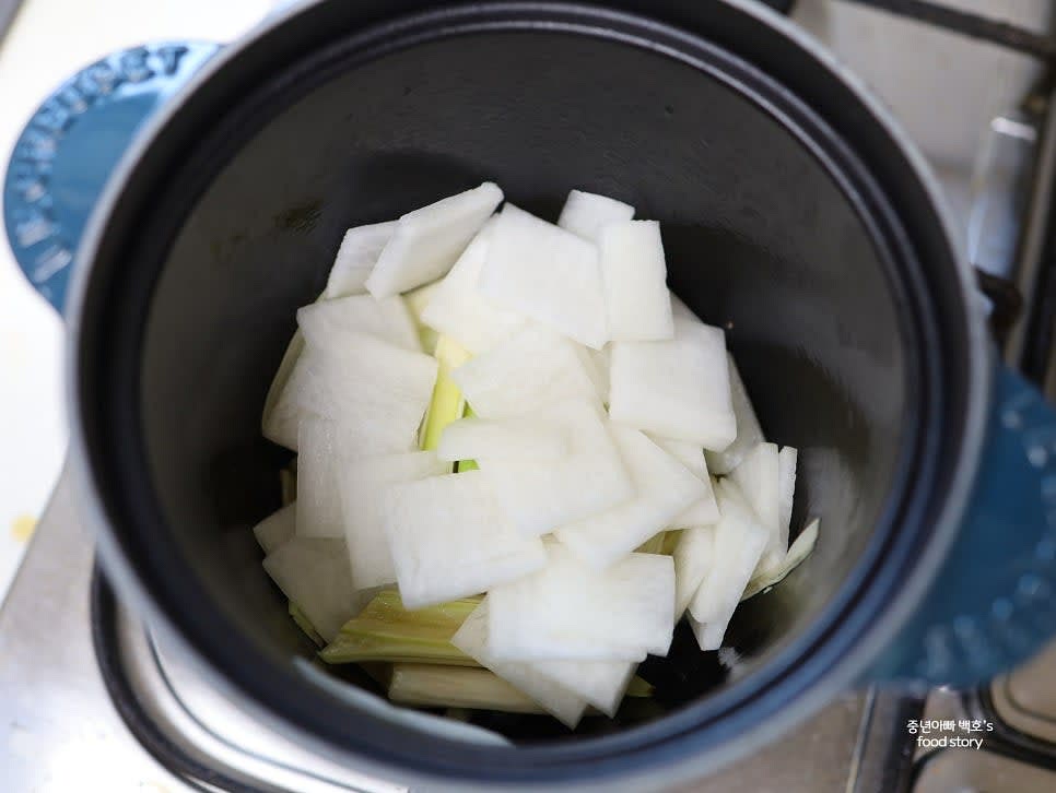 대파가 향을 내기 시작하면 썰어 놓은 무를 넣고 볶습니다. 무가 투명해지기 시작하면 불린 표고버섯을 넣고 잠시 더 볶아줍니다.