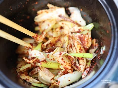 고춧가루 3스푼을 넣고 잘 섞어가며 볶아 고추기름을 만듭니다.