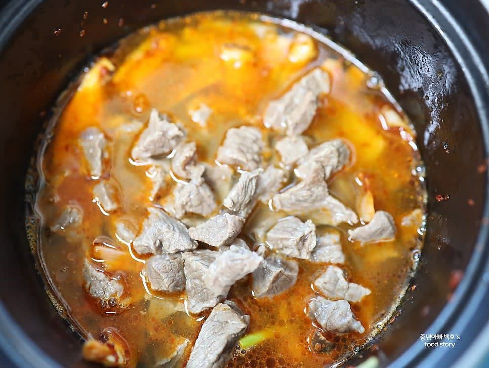 표고버섯 불린 물 500ml와 삶은 고기를 넣고 물을 추가로 부어 총 1.5리터의 육수를 만듭니다.