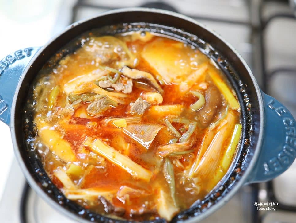 끓기 시작하면 중불로 낮추어 재료가 잘 어우러질 때까지 20분간 더 끓여 완성합니다.