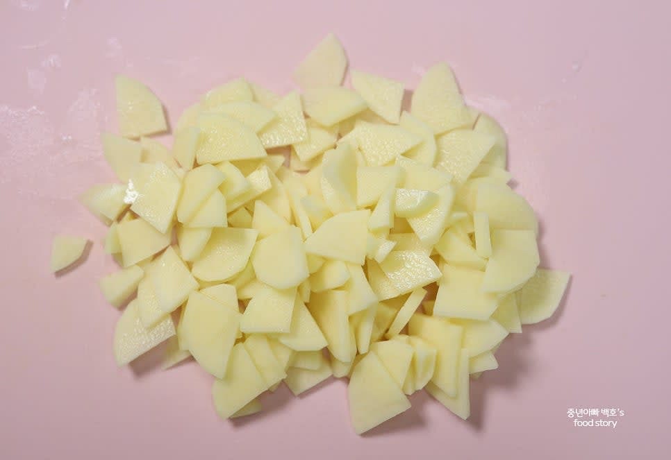 감자 2알은 적당한 크기로 자르고 얇게 썰어 준비합니다.