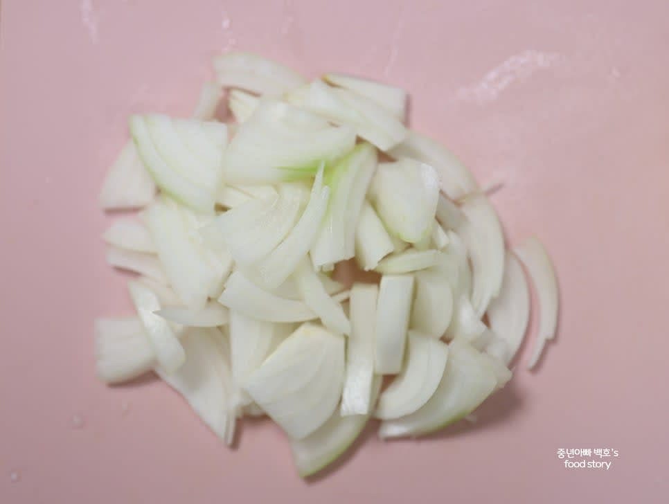 양파 1/2개를 얇게 채 썰어 준비합니다.