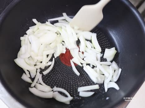 팬을 달군 후 무염버터 1/2스푼을 녹이고 양파를 투명해질 때까지 중약불에서 볶아줍니다.