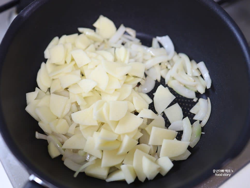 양파가 투명해지면 감자를 넣고 역시 투명해질 때까지 볶습니다.
