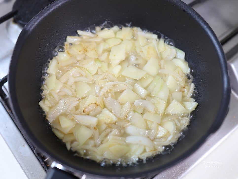 생수를 자작하게 부어 감자와 양파가 부드러워질 때까지 끓입니다. 끓인 후 한 김 식힙니다.