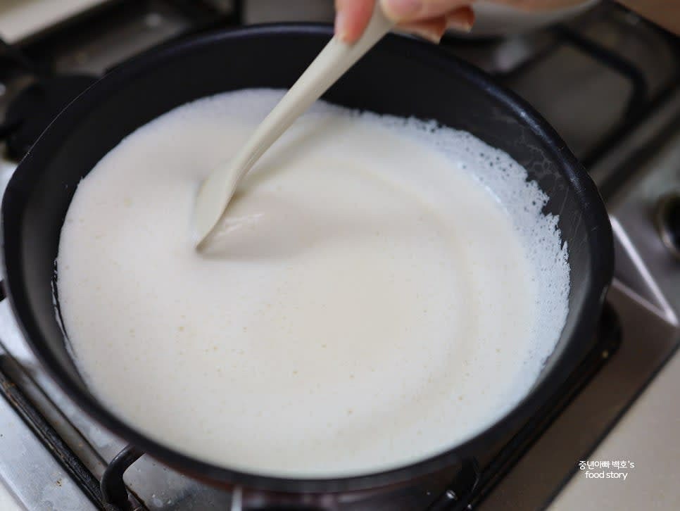 믹서에서 간 재료를 팬에 다시 넣고 약불에서 천천히 끓입니다. 바닥에 눌어붙지 않도록 계속 저어줍니다.