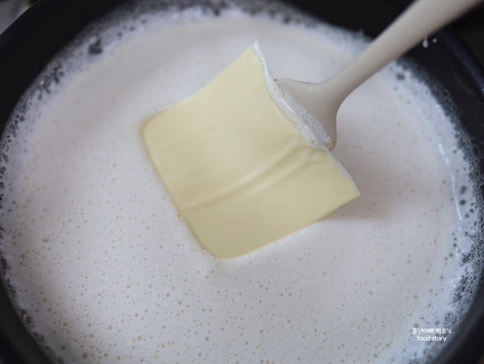 끓이는 중 크림 2스푼과 치즈 슬라이스 1장을 넣고 잘 저어줍니다.