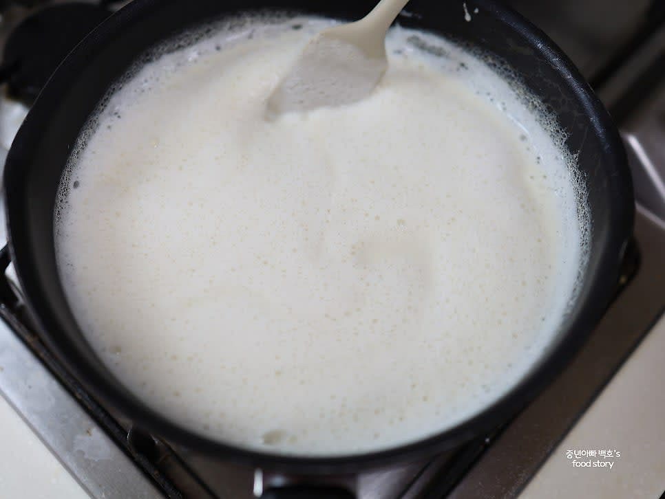 모든 재료가 섞이고 적당히 농도가 생기면 불을 끄고 예쁜 그릇에 담아 냅니다.