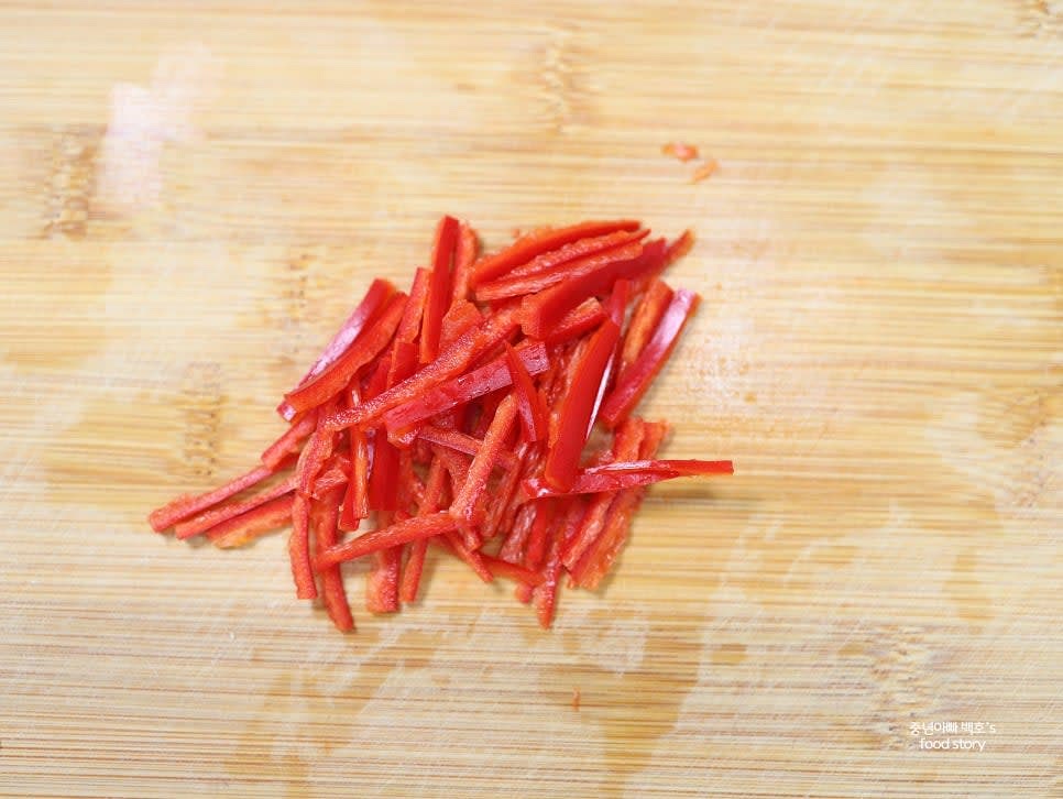 홍고추는 씨를 빼고 2센티 길이로 채 썰어 준비합니다.