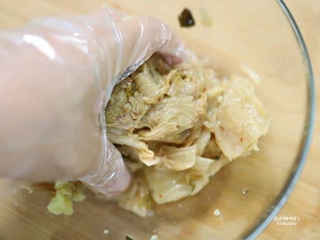 묵은지에 다진 마늘 1스푼과 알룰로스 1/2스푼을 넣고 손으로 조물조물 무쳐줍니다.