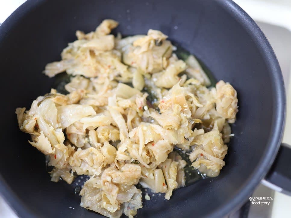 팬을 달군 후 들기름 3스푼을 넣고 중불에서 묵은지를 넣고 볶아줍니다.