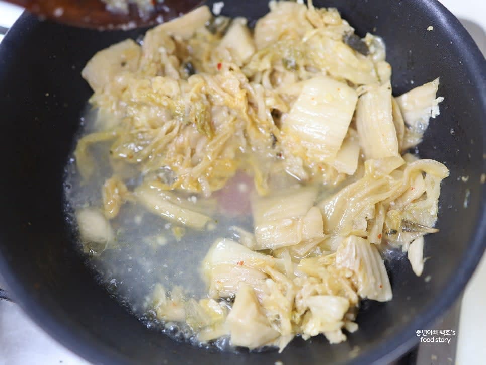 5~8분간 볶아준 후 물 1/2컵을 부어줍니다.