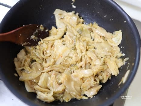 맛술 1스푼과 연두 1/2스푼을 넣고 뚜껑을 덮어 3~5분간 졸여줍니다.