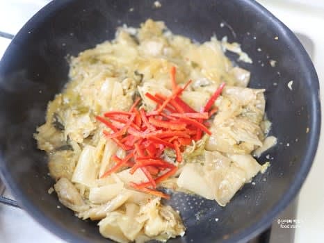 물이 거의 졸아들면 홍고추를 넣고 볶아줍니다.