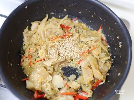 마무리로 들기름 1스푼과 통깨를 뿌려 잘 섞은 후 접시에 담아냅니다.