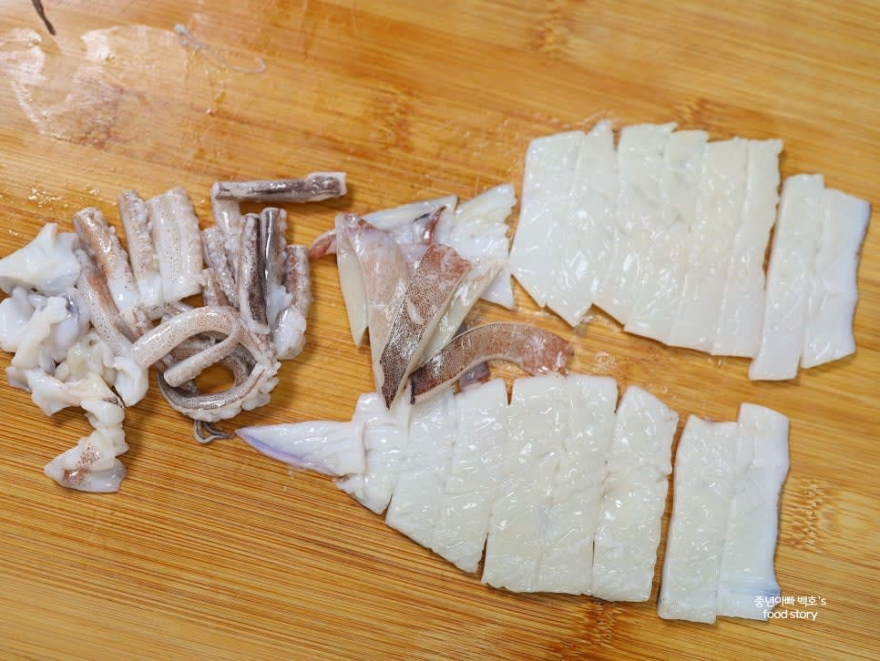 오징어를 손질한 후 물기를 제거하고, 다이아몬드 형태로 칼집을 내어 먹기 좋은 크기로 잘라줍니다.