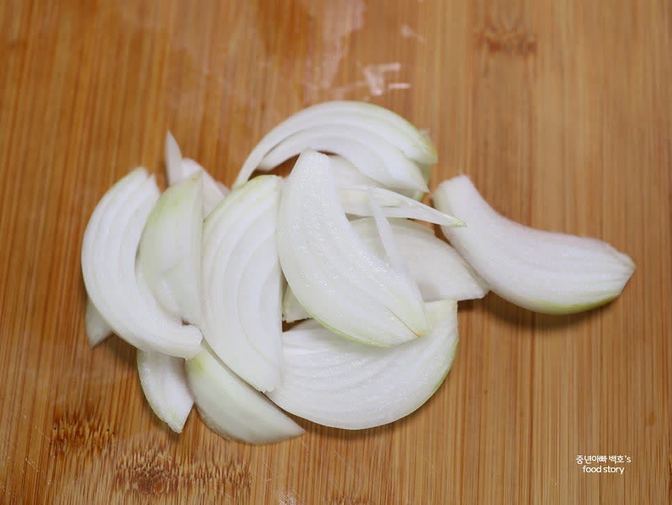 양파는 얇게 채 썰고, 청양고추는 어슷하게 썰어 준비합니다. 대파는 어슷하게 썰고, 통마늘은 얇게 편으로 썰어줍니다.
