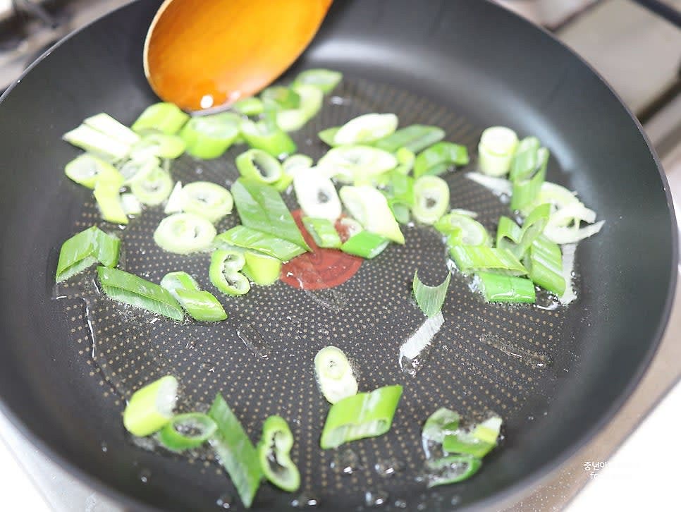 팬에 식용유 4스푼을 두르고 약불에서 대파를 볶아 향을 내줍니다.