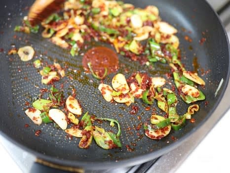 고춧가루 3스푼을 넣고 약불에서 4~5분 동안 볶아 고추기름을 만듭니다.