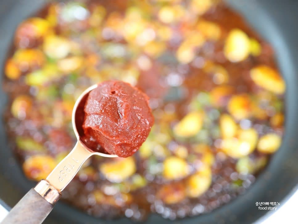 고추장 1스푼을 넣고 잘 섞은 뒤 양파를 추가하여 볶아줍니다.