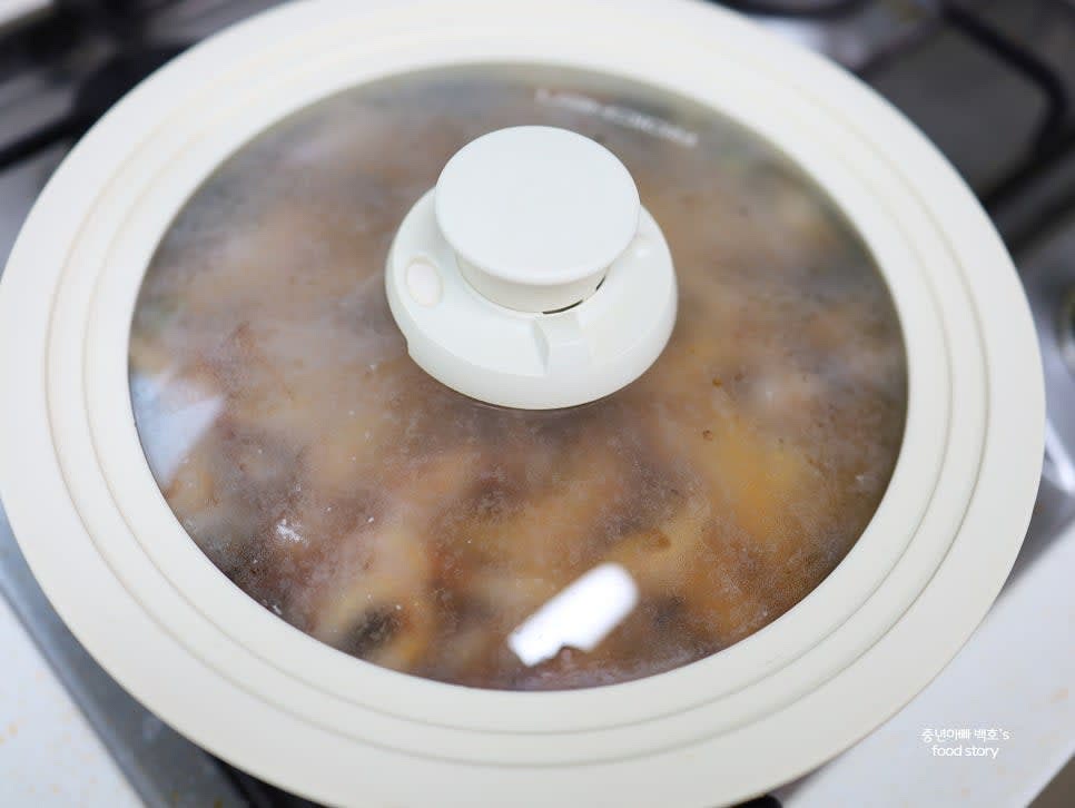 오징어를 넣고 잘 섞은 후 뚜껑을 덮고 중불에서 2분간 끓입니다.