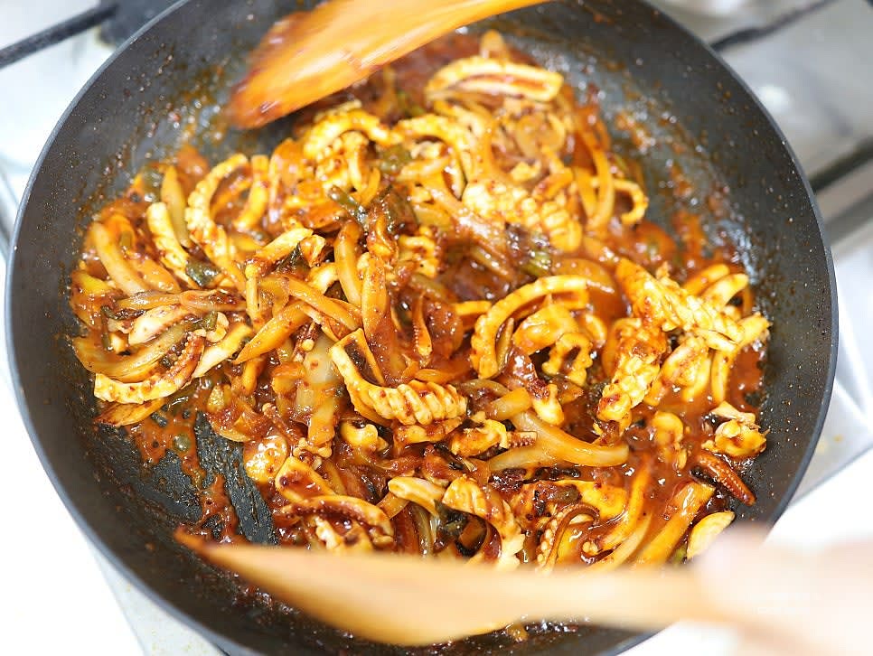 센 불로 높이고 1분간 볶아 불향을 더해줍니다.