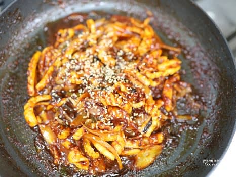 참기름 2스푼과 통깨 1스푼을 뿌려 마무리합니다.