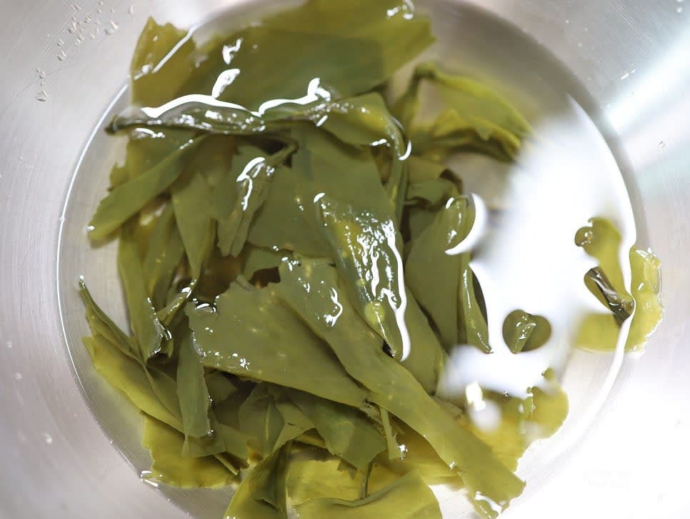 건미역 1스푼을 넉넉한 물에 10~20분간 불린 후 채반에 밭쳐 물기를 빼고, 끓는 물로 살짝 데친 후 찬물에 헹구어 먹기 좋은 크기로 자릅니다.