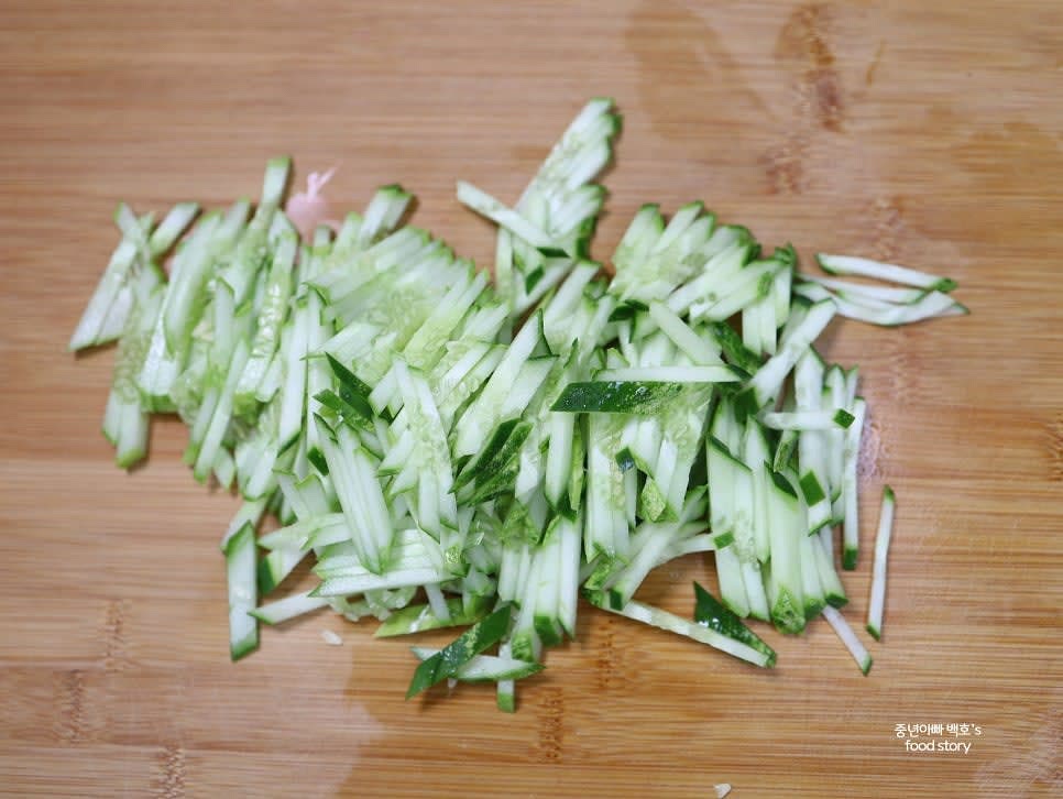 오이 1개와 양파 1/2개는 채 썰고, 청양고추 1개와 홍고추 1/2개는 잘게 썰어 준비합니다.