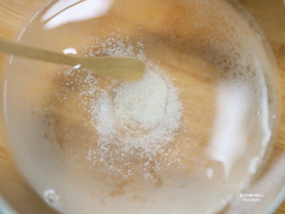 생수 1000ml에 소금 1/2스푼, 식초 3스푼, 알룰로스 1/2스푼을 넣고 잘 섞어 냉국 국물을 만듭니다.