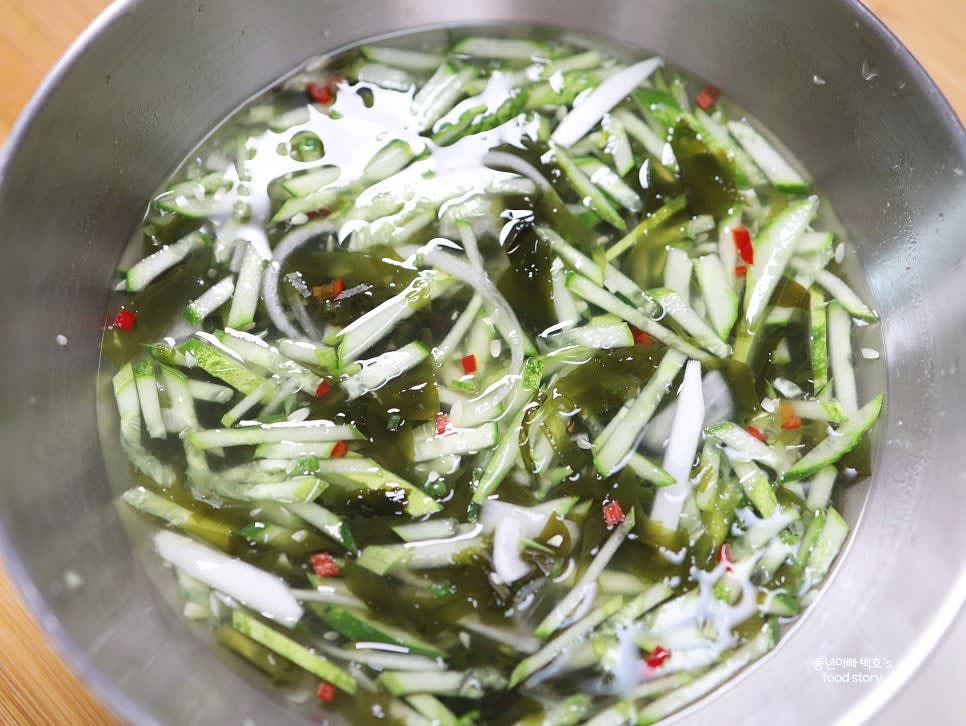 무쳐놓은 재료에 냉국 국물을 부어 섞어줍니다.