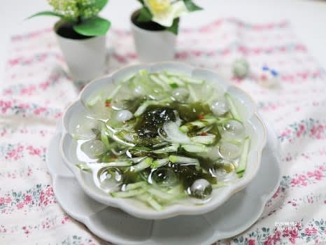 완성된 냉국을 그릇에 담고 얼음을 올려 시원하게 완성합니다.