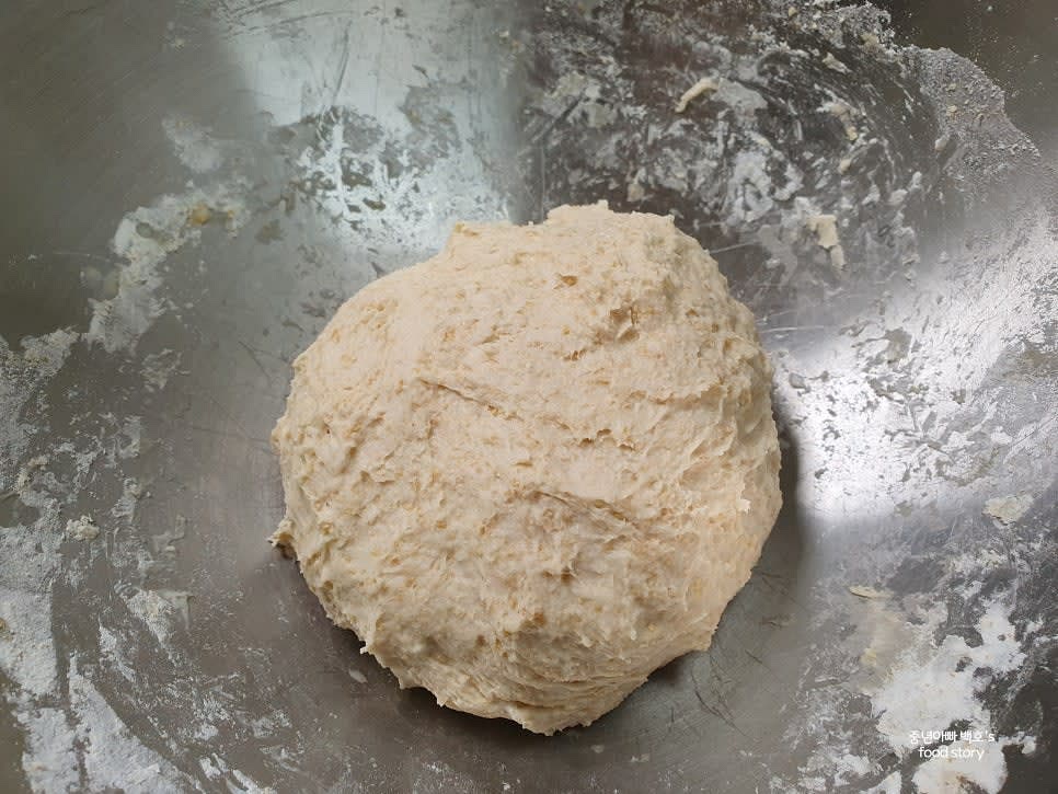 통밀가루 2컵에 물 2/3컵과 조선간장 아주 조금을 넣어 손으로 주물러 수제비반죽을 만듭니다. 농도를 맞추고 랩으로 싸서 냉장고에서 1시간 정도 숙성시킵니다.