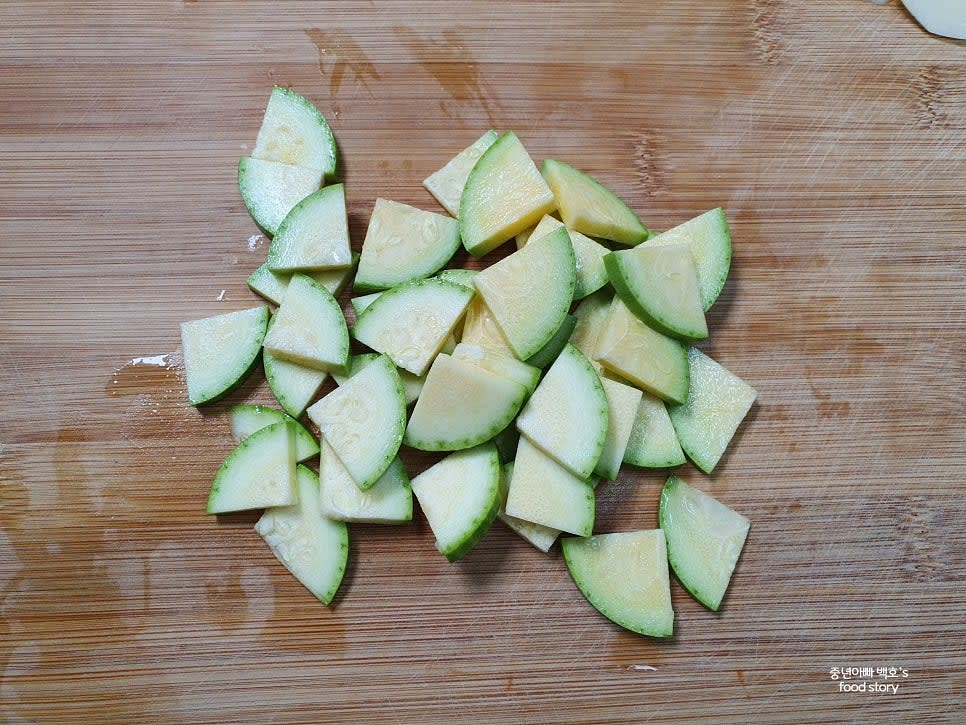 감자, 호박, 당근, 양파를 먹기 좋은 크기로 썰고, 대파와 청양고추는 어슷하게 썰어 준비합니다.