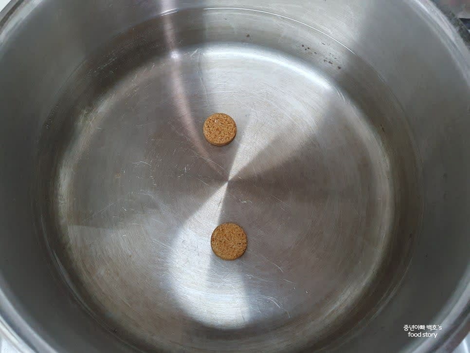 냄비에 물 1.5L를 붓고 동전 육수 2알과 연두 1숟가락을 넣어 끓입니다.