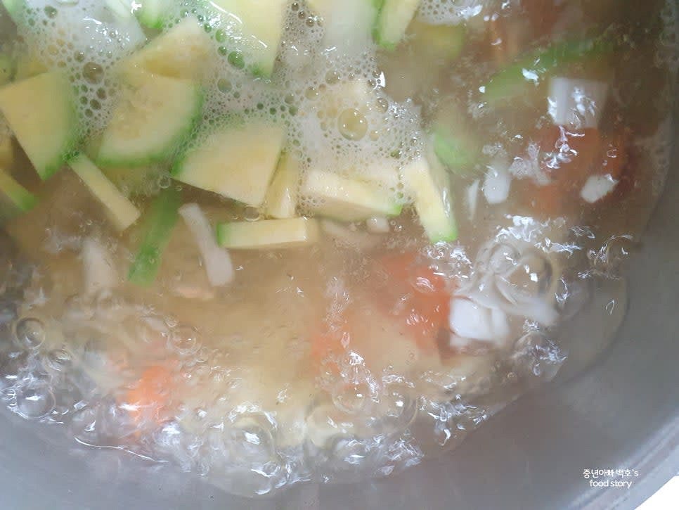 끓는 육수에 감자와 양파를 먼저 넣고 팔팔 끓입니다. 이어서 호박과 당근을 넣고 끓입니다.