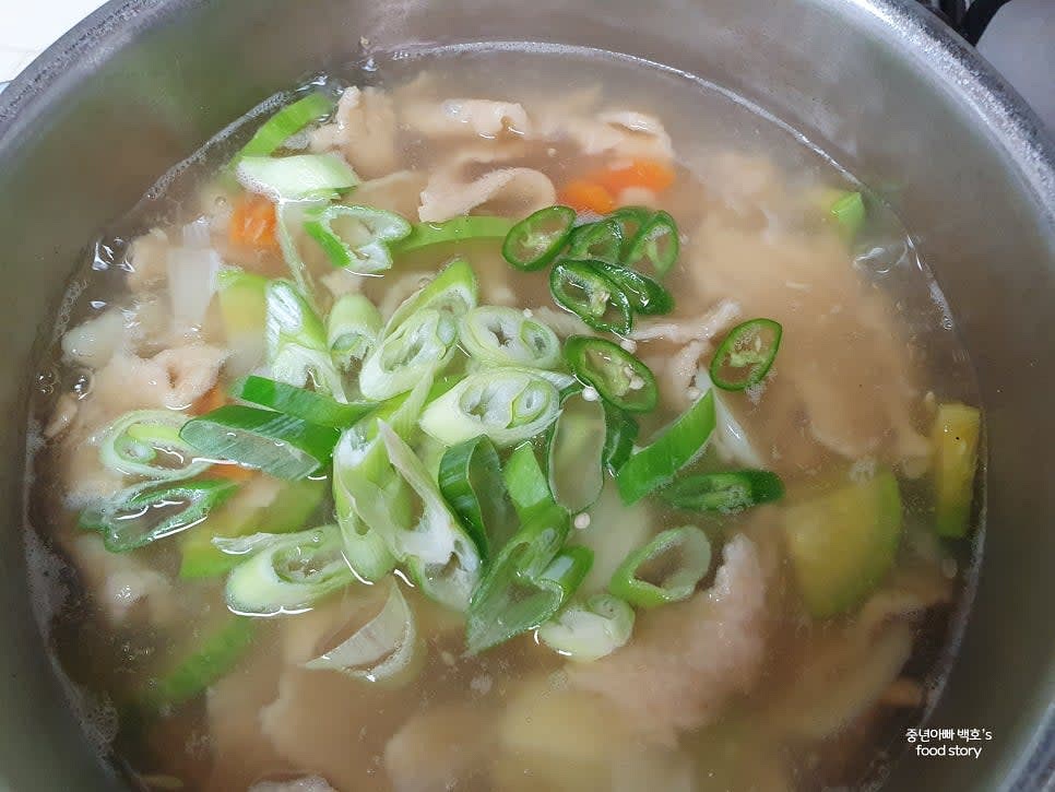 수제비가 동동 뜨면 대파를 넣고 한소끔 더 끓인 후 완성합니다.