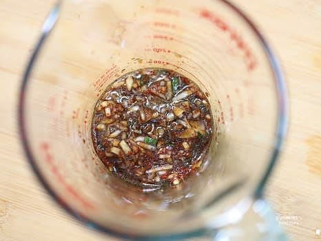 콩나물밥 양념장을 만듭니다. 양파 1/4개와 청양고추 1개를 잘게 썰어 양조간장 2T, 고춧가루 1/2T, 알룰로스 1/2T, 참기름 1/2T, 다진 마늘 1/2T와 섞습니다.