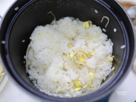 솥밥이 완성되면 밥과 콩나물을 잘 섞어줍니다.