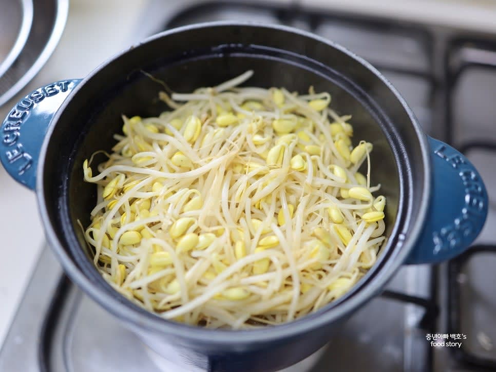 솥을 센 불에서 5분간 가열한 후 중약 불에서 5분 더 가열합니다. 이후 손질한 콩나물을 넣고 약불~중약 불에서 5분간 더 가열한 뒤, 불을 끄고 5분간 뜸을 들입니다.