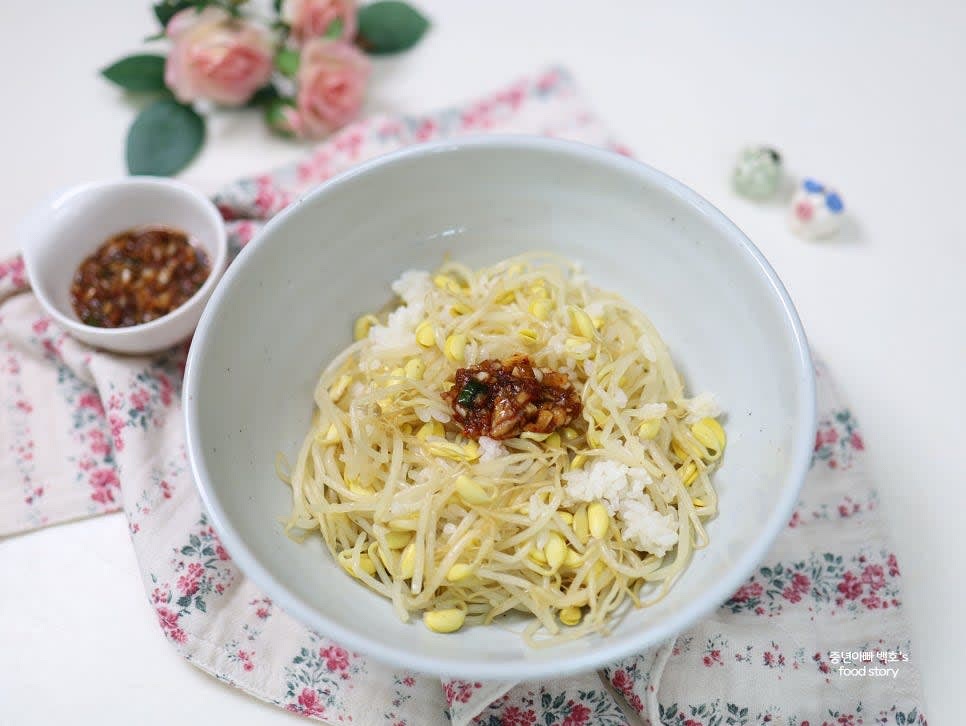 그릇에 밥을 담고 양념장을 위에 올려 냅니다. 양념장을 곁들여 취향에 맞게 추가로 섞어 먹습니다.